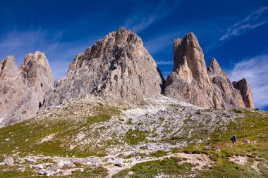 İtalya 'daki muhteşem Dolomite dağları, ünlü bir turizm beldesi.