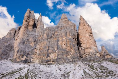 İtalya 'daki muhteşem Dolomite dağları, ünlü bir turizm beldesi.