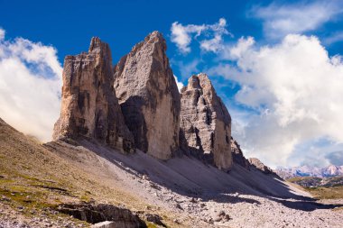 İtalya 'daki muhteşem Dolomite dağları, ünlü bir turizm beldesi.