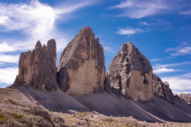 İtalya 'daki muhteşem Dolomite dağları, ünlü bir turizm beldesi.
