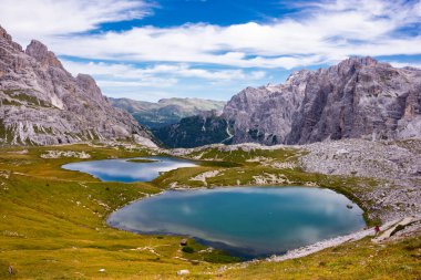 İtalyan Dolomitlerindeki güzel dağ gölleri