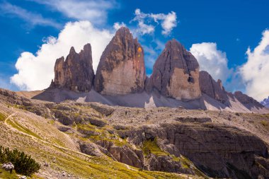 İtalya 'daki muhteşem Dolomite dağları, ünlü bir turizm beldesi.