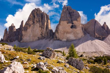 İtalya 'daki muhteşem Dolomite dağları, ünlü bir turizm beldesi.