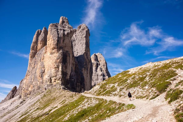 İtalya 'daki muhteşem Dolomite dağları, ünlü bir turizm beldesi.