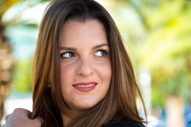 Uzun saçlı, gülümseyen beyaz bir kadın.