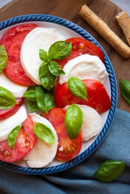 Peynirli, domatesli ve fesleğenli Caprese salatası.