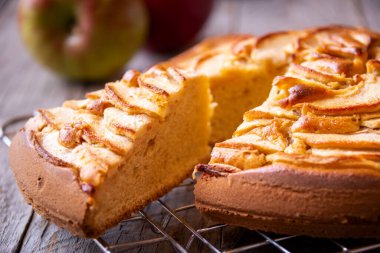 Elmalı turta, üzerinde elma dilimleri olan lezzetli bir tatlı.