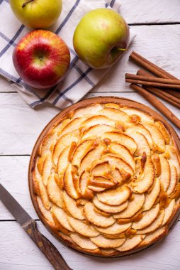 Elmalı turta, üzerinde elma dilimleri olan lezzetli bir tatlı.