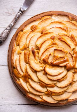 Elmalı turta, üzerinde elma dilimleri olan lezzetli bir tatlı.