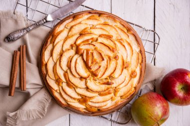 Elmalı turta, üzerinde elma dilimleri olan lezzetli bir tatlı.