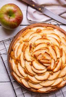 Elmalı turta, üzerinde elma dilimleri olan lezzetli bir tatlı.