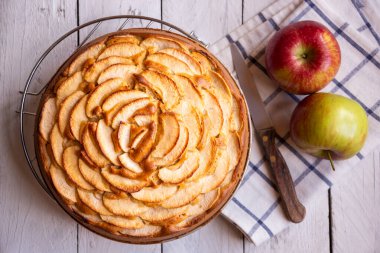 Elmalı turta, üzerinde elma dilimleri olan lezzetli bir tatlı.