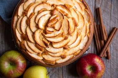 Elmalı turta, üzerinde elma dilimleri olan lezzetli bir tatlı.