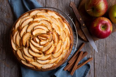Elmalı turta, üzerinde elma dilimleri olan lezzetli bir tatlı.