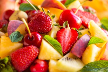 Çilek ve kirazlı taze yaz meyve salatası