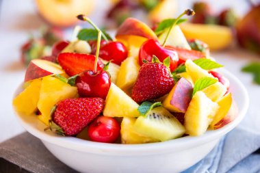 Çilek ve kirazlı taze yaz meyve salatası