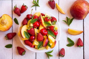 Çilek ve kirazlı taze yaz meyve salatası