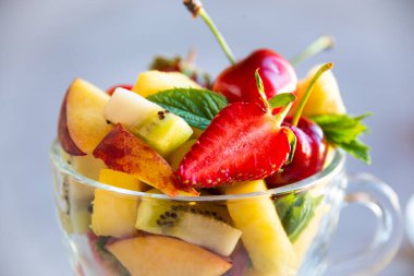 Çilek ve kirazlı taze yaz meyve salatası