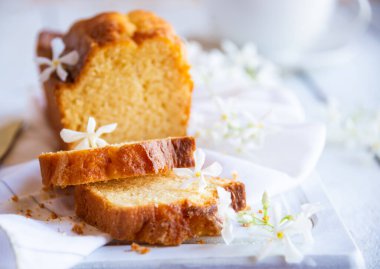 Beyaz ekmek ya da meyveli kek.