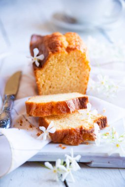 Beyaz ekmek ya da meyveli kek.