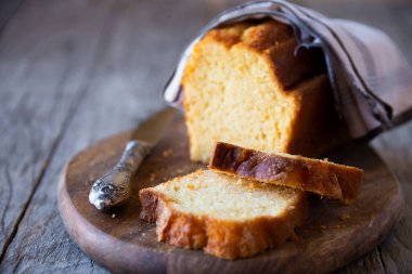 Tatlı ekmek ya da tahtada meyveli pasta.