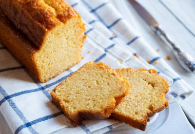 Beyaz ekmek ya da meyveli kek.