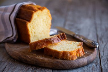 Tatlı ekmek ya da tahtada meyveli pasta.