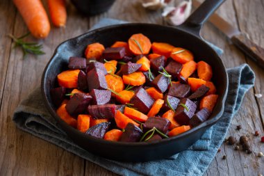 Pişmiş pancar, havuç, sağlıklı vejetaryen yemeği.