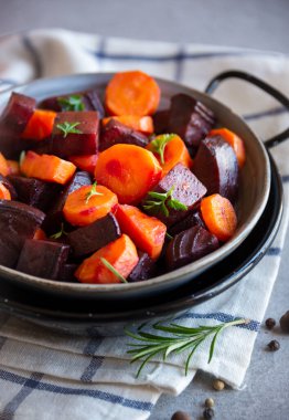 Pişmiş pancar, havuç, sağlıklı vejetaryen yemeği.