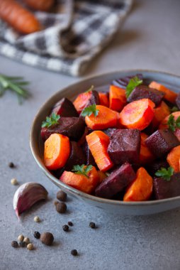 Pişmiş pancar, havuç, sağlıklı vejetaryen yemeği.
