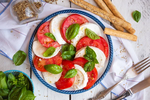 Salada Caprese Com Queijo Mussarela Tomate Manjericão — Fotografia de Stock