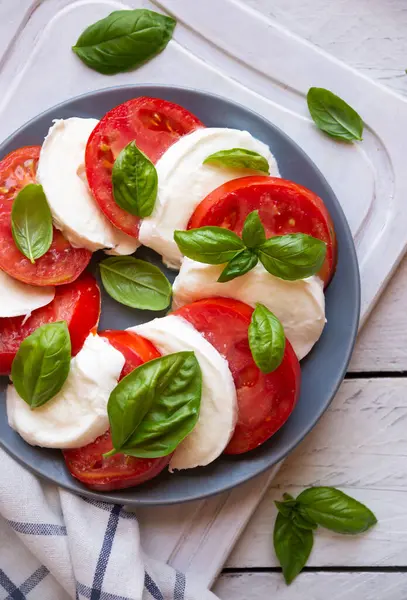 Kaprissallad Med Mozzarellaost Tomater Och Basilika — Stockfoto