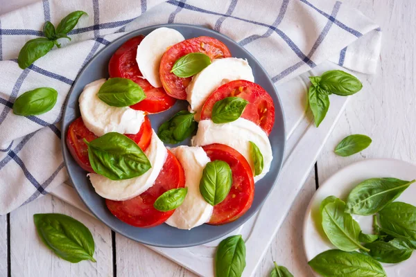 Insalata Caprese Con Mozzarella Pomodoro Basilico — Foto Stock