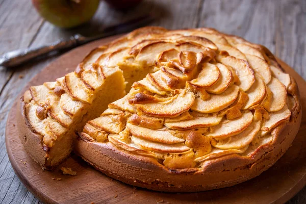 Elmalı turta, üzerinde elma dilimleri olan lezzetli bir tatlı.