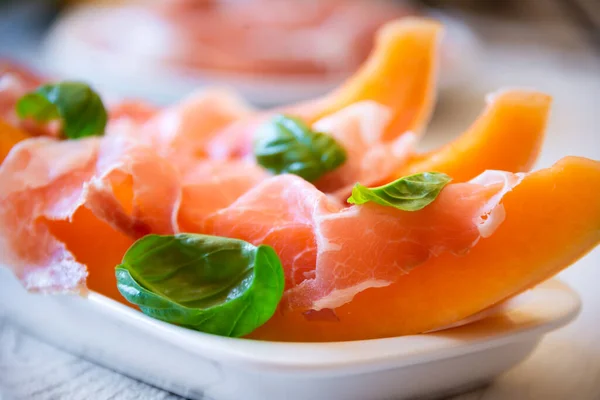 Melon Manis Segar Dengan Ham Prosciutto — Stok Foto