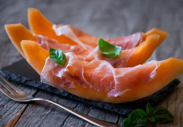 Čerstvý Sladký Meloun Šunkou Prosciutto — Stock fotografie