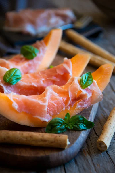 Čerstvý Sladký Meloun Šunkou Prosciutto — Stock fotografie