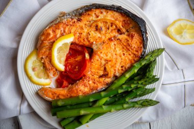 Limon ve kuşkonmazla pişirilmiş somon kazığı.