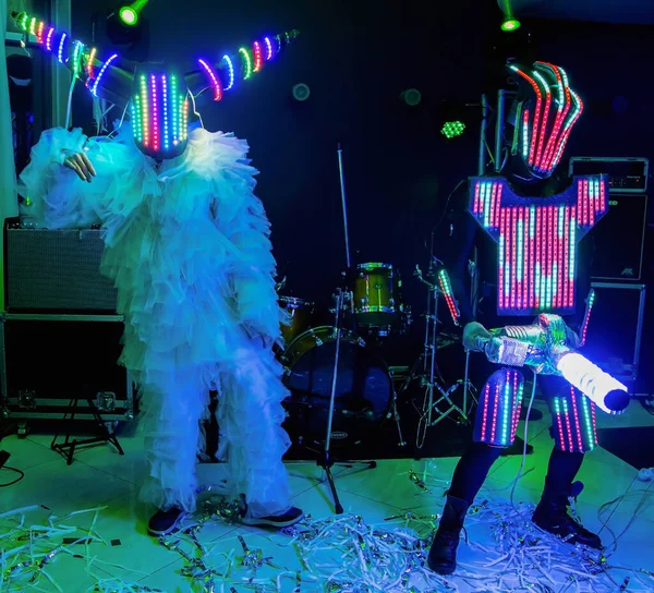 Marionetas Tamaño Natural Forma Robots Escenario Divertido Baile Amateur Por — Foto de Stock