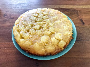 Ev yapımı ananaslı ve vişneli turta. Beyaz arka planda tropik tatlı. Üst görünüm