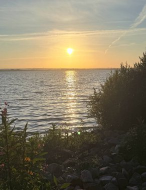 Güneş ufukta batarken, kayan tepelerin ve dönen nehirlerin üzerinde ılık bir parıltı bırakırken, kendinizi doğanın huzurlu kucaklamasının ortasında bulursunuz.