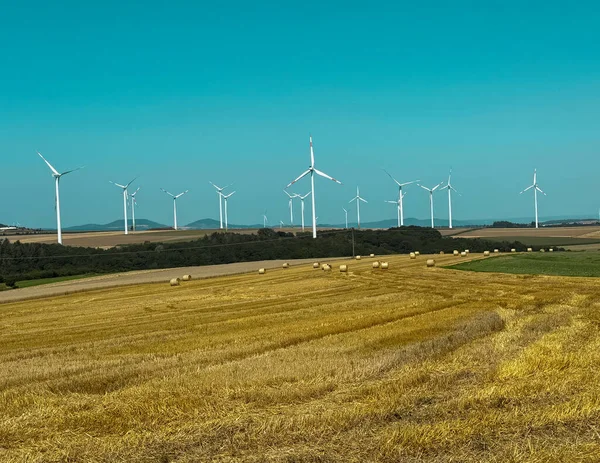 Büyük bir vinç kullanarak rüzgar türbini kurulumu. Türbin kulesi ve pervane bıçaklarının montaj süreci. Hava görünümü