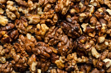 Arka plan olarak kavrulmuş ceviz manzarası. Lezzetli hamur işlerinin içeriği.