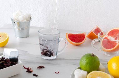 Bardağa sıcak su dökme, erbal çay seremonisi. Sabahları taze meyve ve çay.