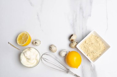 Salata sosu, hardal, limon, bıldırcın yumurtası, çırpılmış çırpılmış beyaz masa. Boş yer.