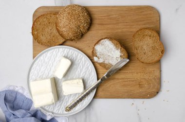 Tahta tahtada tereyağlı çavdar ekmeği. Geleneksel rustik kahvaltı.