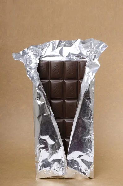 茶色い紙面に銀箔にダークチョコレートの垂直画像 — ストック写真
