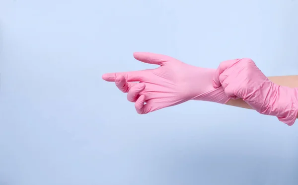 Vrouw Met Roze Beschermende Latex Handschoenena Tegen Blauwe Achtergrond — Stockfoto