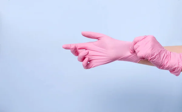 Vrouw Met Roze Beschermende Latex Handschoenena Tegen Blauwe Achtergrond Stockfoto