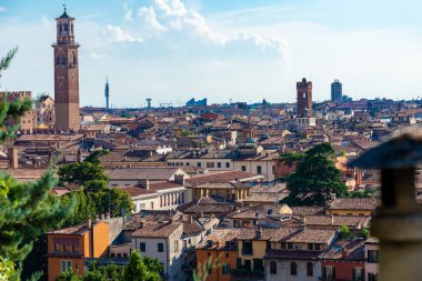 Verona, Veneto / İtalya - 18.08.2020: Evler, kiliseler, çan kuleleri, kuleler ve eski kentin bulunduğu Verona 'nın çatılarına bakın